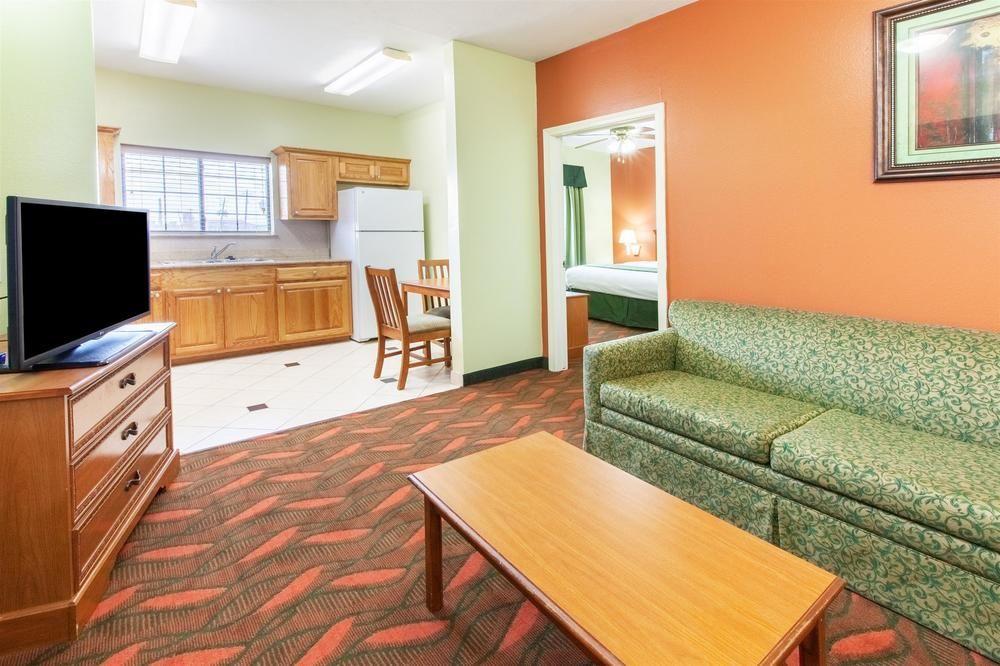 Days Inn & Suites By Wyndham Houston Hobby Airport Eksteriør billede