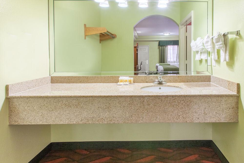 Days Inn & Suites By Wyndham Houston Hobby Airport Eksteriør billede