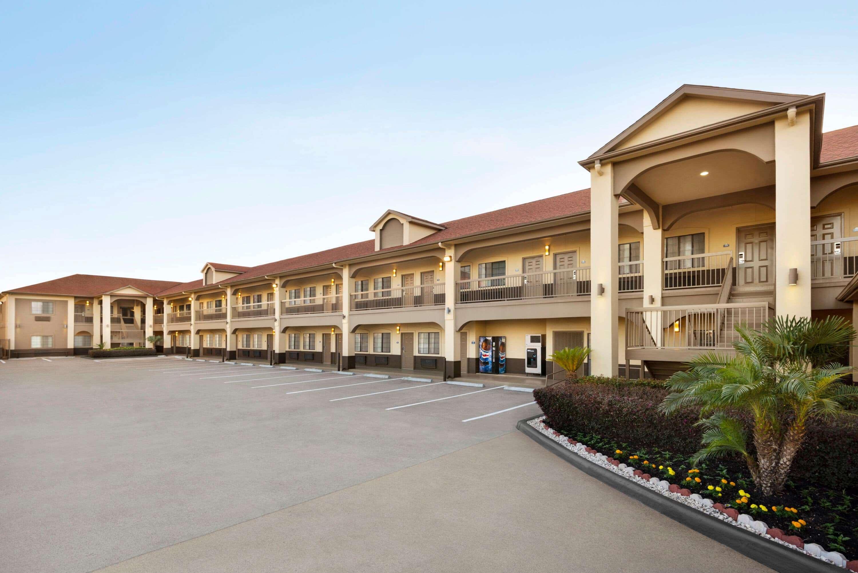 Days Inn & Suites By Wyndham Houston Hobby Airport Eksteriør billede