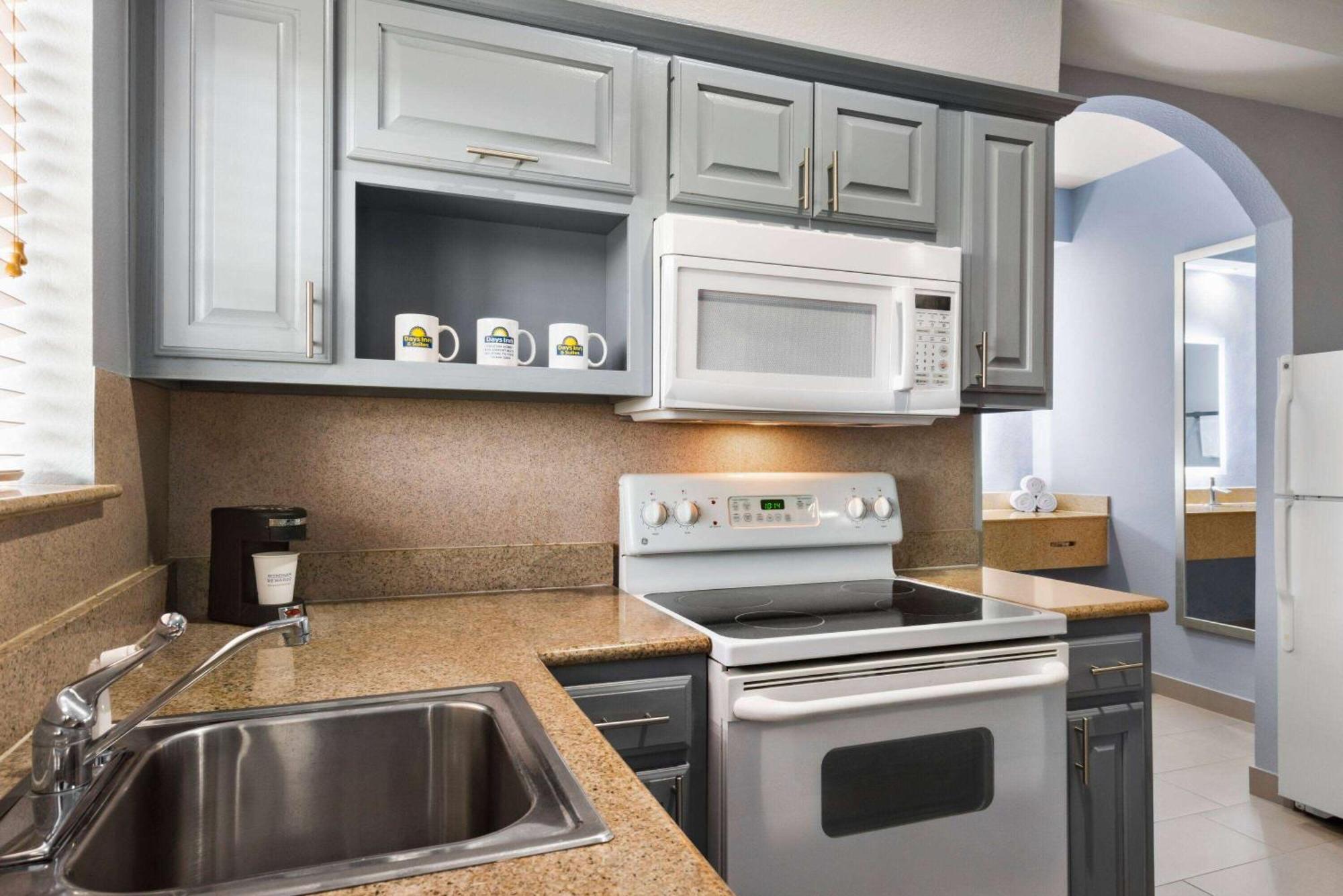 Days Inn & Suites By Wyndham Houston Hobby Airport Eksteriør billede