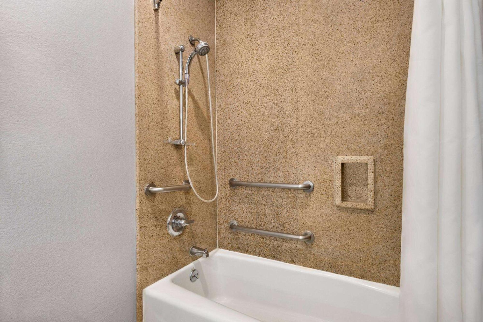 Days Inn & Suites By Wyndham Houston Hobby Airport Eksteriør billede