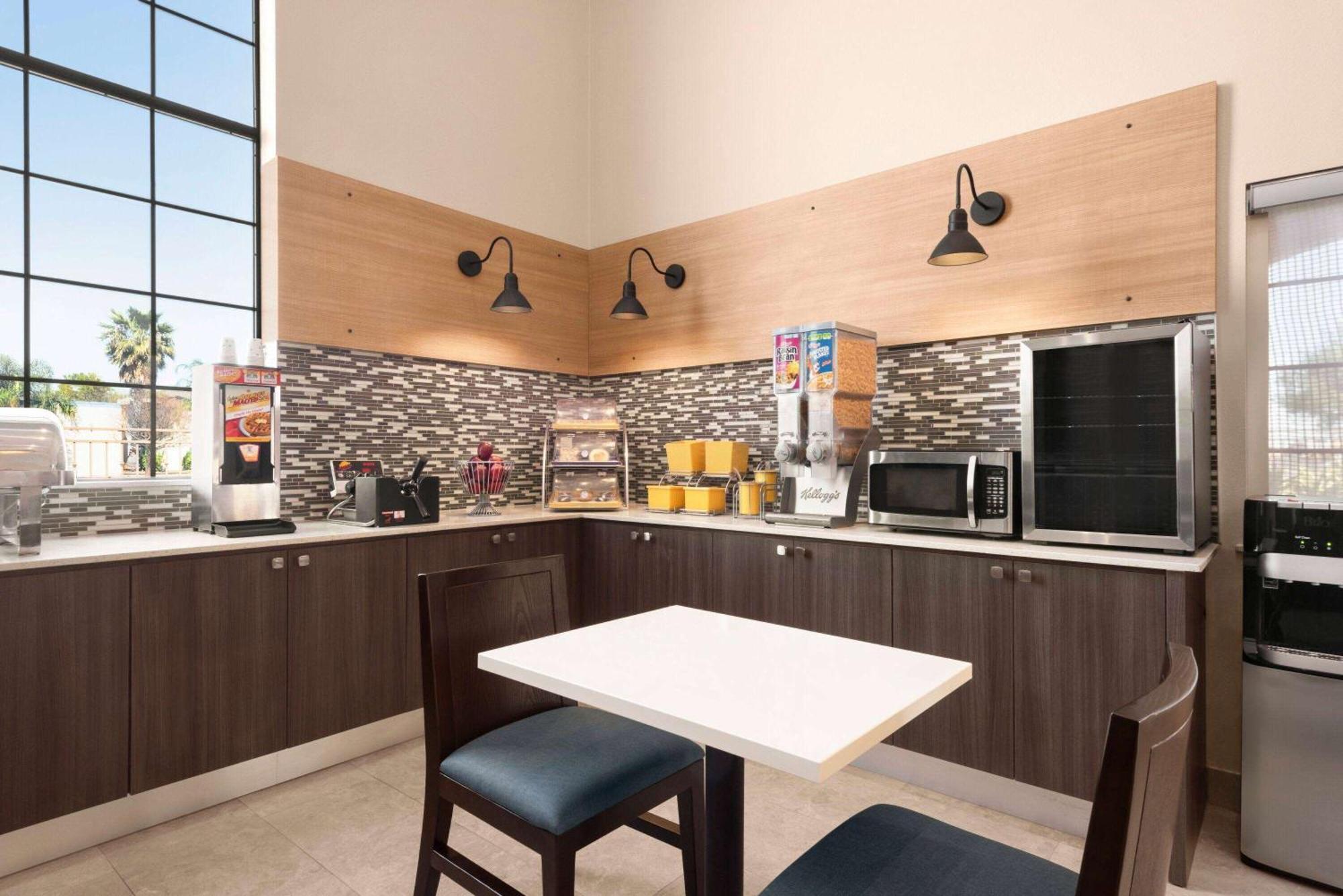 Days Inn & Suites By Wyndham Houston Hobby Airport Eksteriør billede