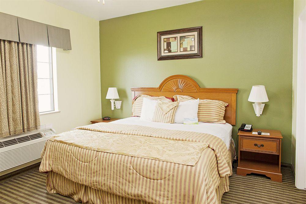 Days Inn & Suites By Wyndham Houston Hobby Airport Eksteriør billede